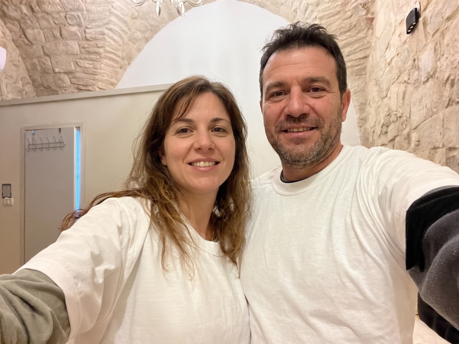 זוג מחייך בחדר אבן בצימר במהלך נופשון